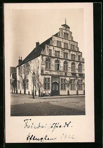 Foto-AK Friedrichstadt /Eider, Strasseneck an altem Haus