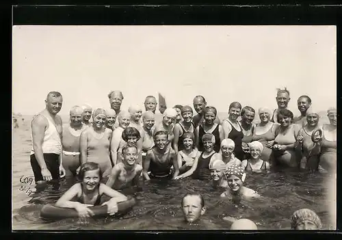 Foto-AK Gruppe in Badekleidung im Wasser