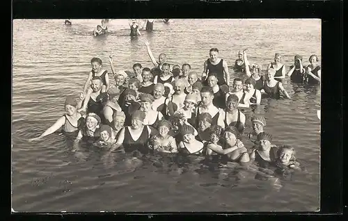 Foto-AK Fröhliche Gruppe in Badekleidung mit Kindern im Wasser