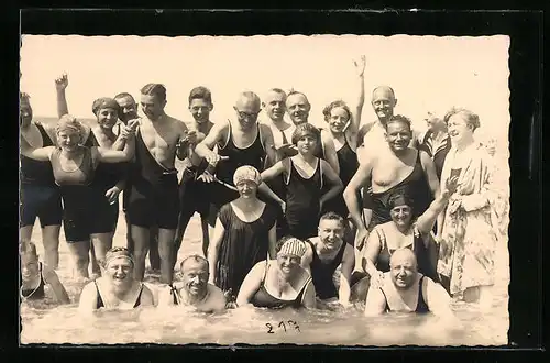 Foto-AK Fröhliche Gruppe im Wasser, Bademode