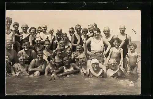 Foto-AK Gruppe in Badekleidung im Wasser an der See