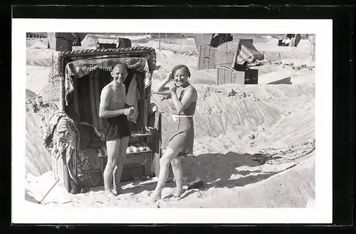 Foto-AK Junges Paar vor Strandkorb, Bademode