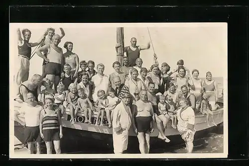 Foto-AK Grosse Gruppe in Badebekleidung auf einem Segelboot