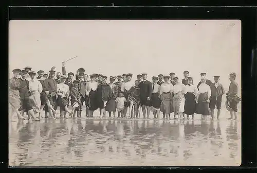 Foto-AK Grosse Gruppe in Zivilkleidung beim Fussbad im Meer