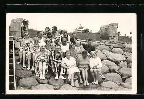 Foto-AK Grosse Gruppe in Badebekleidung neben Treppe zur Promenade