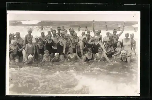 Foto-AK Grosse Gruppe in Badebekleidung in den Wellen des Meeres
