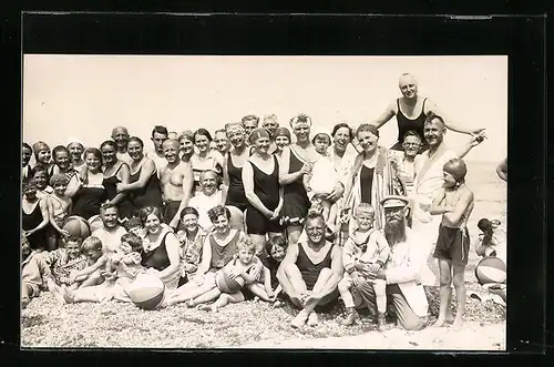 Foto-AK Grosse Gruppe in Badebekleidung an der See