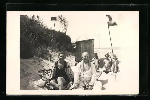 Foto-AK Älteres Paar in Bademode am Strand, 1928