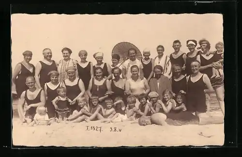 Foto-AK Grosse Gruppe in Badebekleidung am Meeresstrand