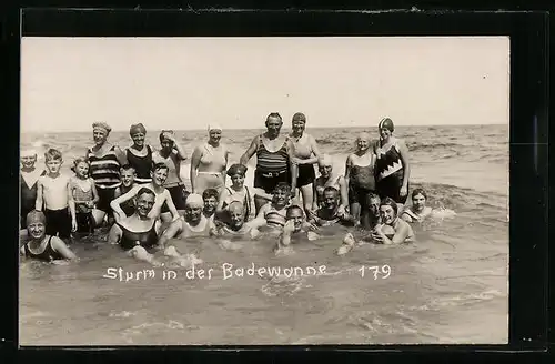 Foto-AK Gruppenfoto von Strandurlaubern im flachen Wasser