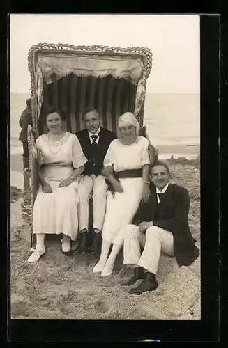 Foto-AK Edle Herrschaften in einem Sandkorb am Meer