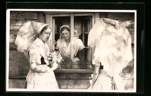 AK Spreewälderinnen in Tracht am Fenster