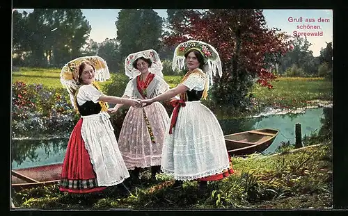 AK Spreewälderinnen in Tracht in idyllischer Landschaft am Wasser