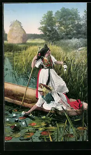 AK Spreewälderinnen in Tracht beim Seerosen pflücken