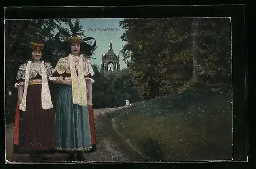 AK Frauen in Schaumburg-Lippischer Landestracht vor dem Porta-Denkmal