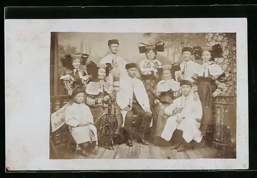 AK Familie in Landestrachten in der guten Stube