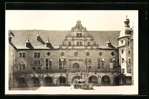 AK Weikersheim, Schlosshof mit Brunnen