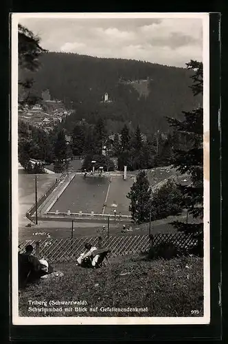 AK Triberg /Schwarzwald, Schwimmbad mit Blick auf Gefallenendenkmal