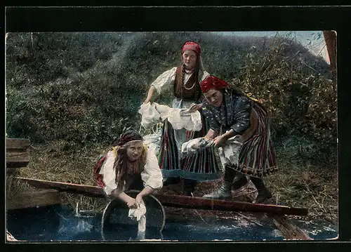 AK Drei russische Waschfrauen am Flussufer