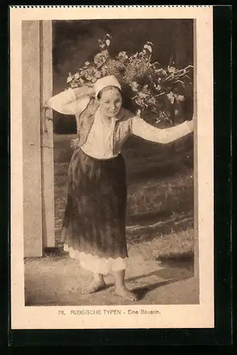 AK Russische junge Bäuerin mit Ernte auf dem Rücken