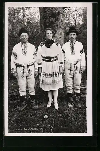 AK Slowakin mit zwei Slowaken in Tracht