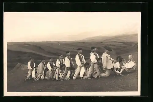 AK Hel`pa, Jungen beim Spielen zu Ostern