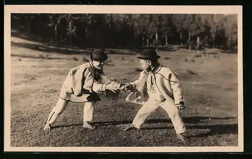 AK Hel`pa, Zwei Jungen beim Spielen zu Ostern