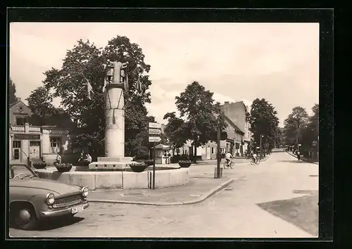 AK Weisswasser / Oberlausitz, Bahnhofstrasse und Glasmacherbrunnen