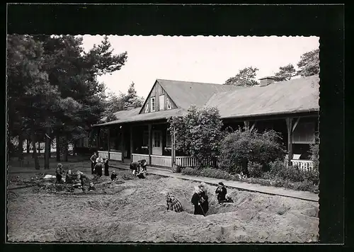 AK Zinnowitz, St. Ottoheim, Gartenansicht mit spielenden Kindern