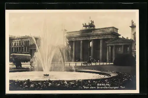 AK Berlin, Brandenburger Tor mit Brunnen