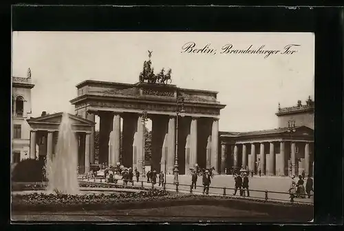 AK Berlin, Brandenburger Tor mit Passanten