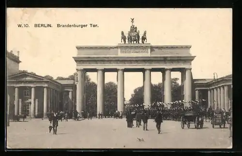 AK Berlin, Brandenburger Tor mit Wache
