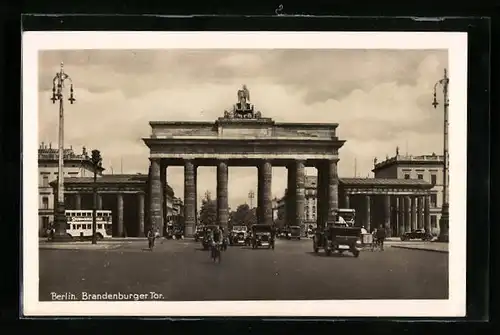 AK Berlin, Brandenburger Tor mit Strassenverkehr