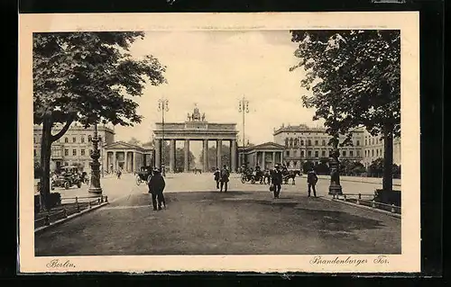 AK Berlin, Brandenburger Tor mit Passanten