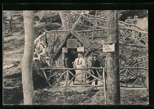 AK Wiesbaden, Leichtweisshöhle, Wanderer am Eingang