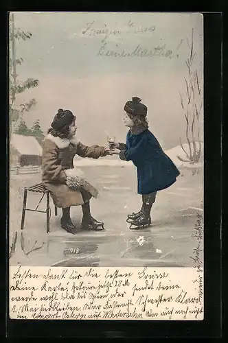 AK Zwei Mädchen auf Schlittschuhhen mit Glas