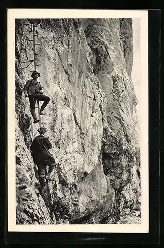 AK Zwei Bergsteiger an einem Felsen