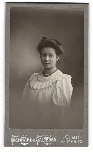 Fotografie Lienhard & Salzborn, Chur, hübsche junge Dame im weissen Spitzenkleid