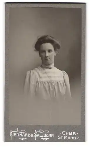 Fotografie Lienhard & Salzborn, Chur, bürgerliche junge Frau mit Halskette