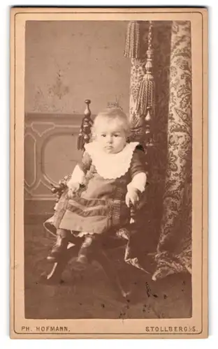 Fotografie Ph. Hofmann, Stollberg i. S., Ort unbekannt, kleines Mädchen im Spitzenkleid