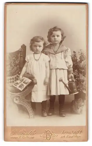 Fotografie P. Both, Arnstadt, am Riedthor, niedliches Geschwisterpaar mit Giesskanne
