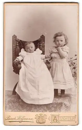 Fotografie Bernh. Hoffmann, Arnstadt, Geschwisterpaar, das Baby mit Taufkleid