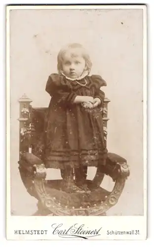 Fotografie Carl Steinert, Helmstedt, Schützenwall 31, kleines Mädchen im schwarzen Spitzenkleid