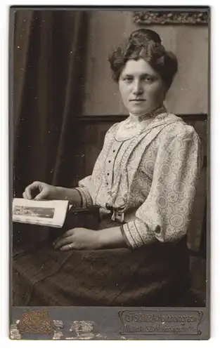 Fotografie C. Tschira, Mülhausen, Bassingasse14, junge Dame mit Buch