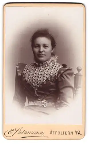 Fotografie O. Steinmann, Affoltern, bürgerliche Dame im Kleid mit Spitzenkragen