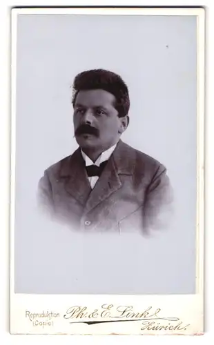 Fotografie Ph. & Linke, Zürich, junger Mann mit Haartolle und Schnurrbart