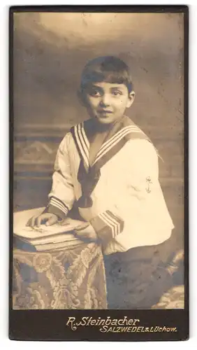 Fotografie R. Steinbacher, Salzwedel, Neuperner Str. 38, kleiner Junge im Matrosenanzug