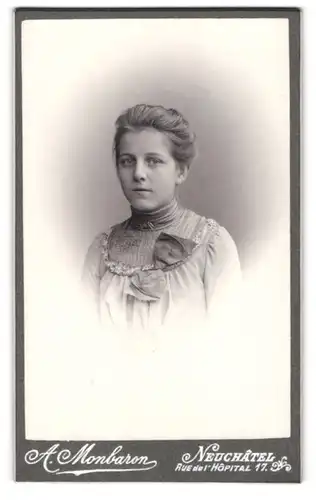 Fotografie A. Monbaron, Neuchatel, Rue de l`Hopital 17, hübsche junge Frau im hochgeschlossenem Kleid