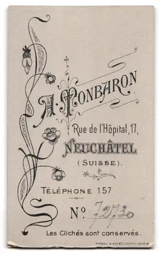 Fotografie A. Monbaron, Neuchatel, Rue de l`Hopital 17, Junge Dame im Kleid mit grossem Kragen