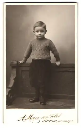 Fotografie A. Meier von Tobel, Zürich, Rennweg 4, kleiner Junge in kurzer Hose und Pullover